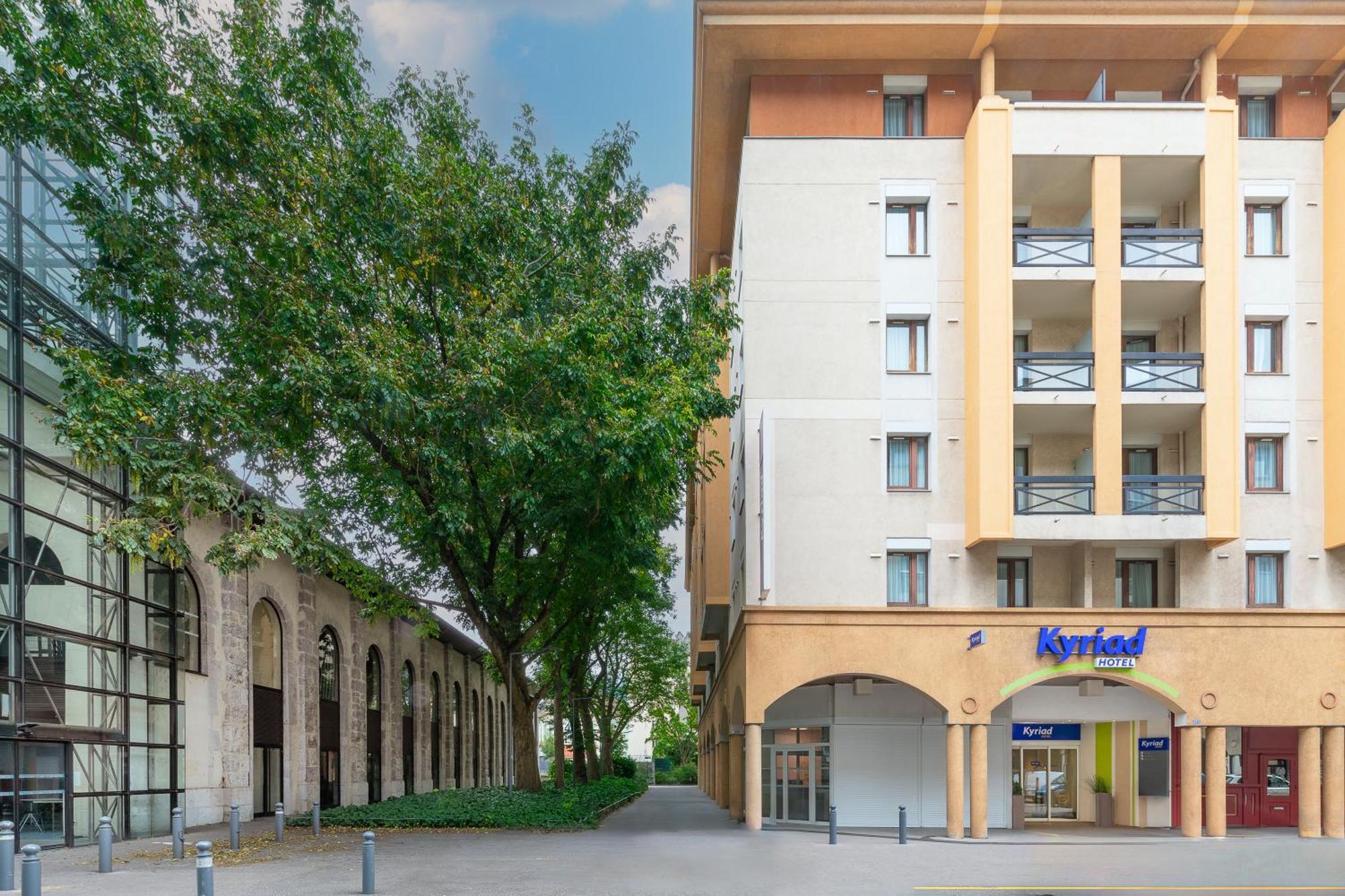 Kyriad Chambery Centre - Hotel Et Residence מראה חיצוני תמונה